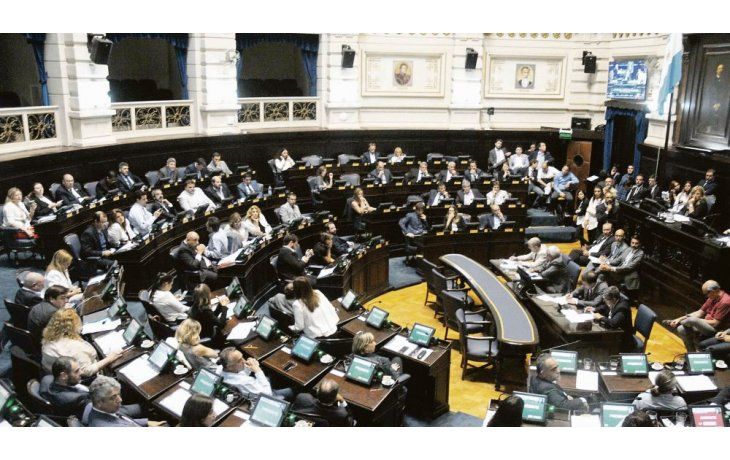 ámbito.com | RESISTENCIA. La Legislatura convirtió ayer en ley las reformas al sistema previsional del Bapro. Afuera, los estatales y bancarios rechazaron los cambios con una ruidosa protesta. Se avanzó además con la eliminación de jubilaciones de privilegio para exgo