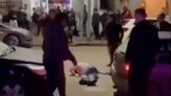Brutal agresión de personal de seguridad a dos personas