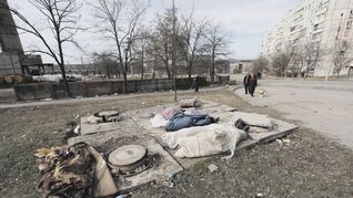 CUERPOS. Varios cadáveres yacen en un parque de Mariúpol, sudeste de Ucrania. La ciudad ha sido una de las más castigadas por el fuego ruso desde el inicio de la invasión el 24 de febrero.