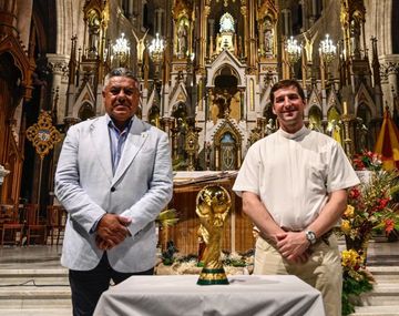 Otra promesa cumplida: Claudio Tapia llevó la Copa del Mundo a la Basílica de Luján