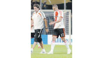 La salida de David Trezeguet con un auxiliar de River. Parecía un desgarro, pero por suerte es sólo una distensión.