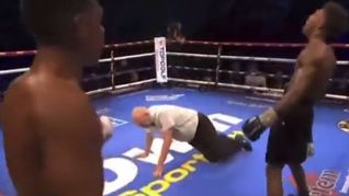 El momento de la caída del árbitro en pleno ring.