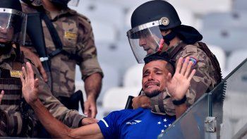 Cruzeiro descendi&oacute; por primera vez en su historia y hubo incidentes en las tribunas.