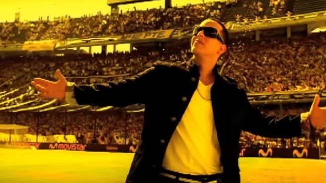 Yes, Daddy Yankee also recorded a video at the Bombonera during a game and with “La 12”