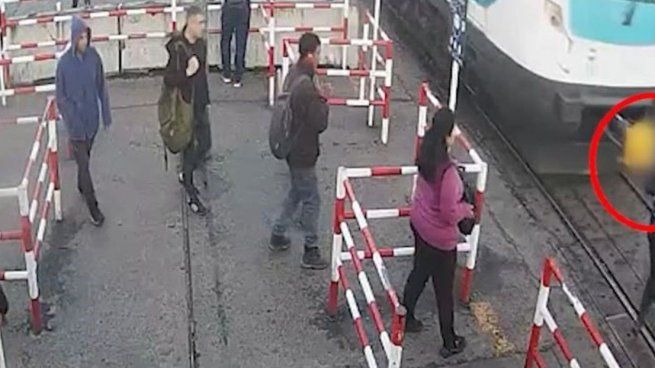 El momento justo en el que el hombre intentó cruzar las vías por donde pasaba el tren Sarmiento