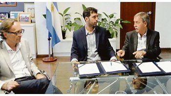 avance. Giordano, Basavilbaso y Schiaretti, ayer durante la firma del convenio por la caja de jubilados de la provincia.
