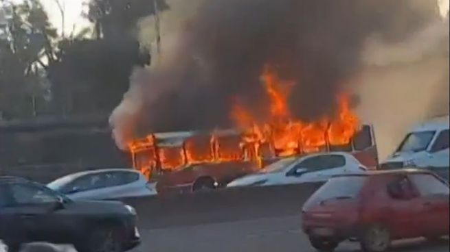 Se incendia un micro escolar en la Panamericana