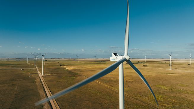 La energía suministrada a través de este acuerdo proviene de los parques eólicos de Pampa Energía ubicados en Bahía Blanca.