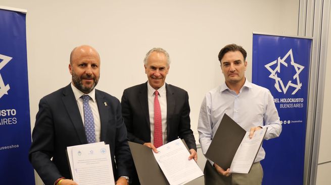 El presidente del Museo, Marcelo Mindlin, y el titular de Casación Penal, Mariano Borinsky, encabezaron la firma del convenio, junto a Hernán Najenson, presidente de AAJRA.