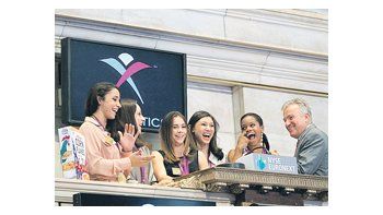 Aly Raisman, Jordyn Wieber, McKayla Maroney, Kyla Ross y Gabby Douglas, gimnastas del equipo que ganó la Medalla de Oro en Londres, clausuraron ayer la sesión en el NYSE.