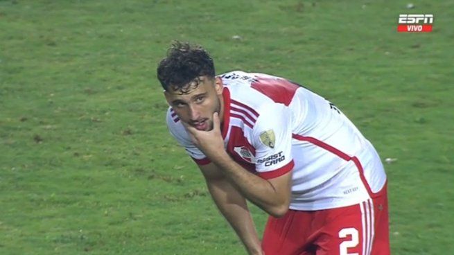 Boselli se toma la cara con dolor tras el pelotazo que sufrió en el gol de River.