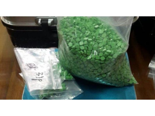 Detuvieron a otro europeo que viajaba al país con 15 mil pastillas