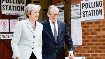 A mitad de camino. Theresa May acudió ayer a votar en las elecciones al Parlamento Europeo. Justo cuando apura el brexit.