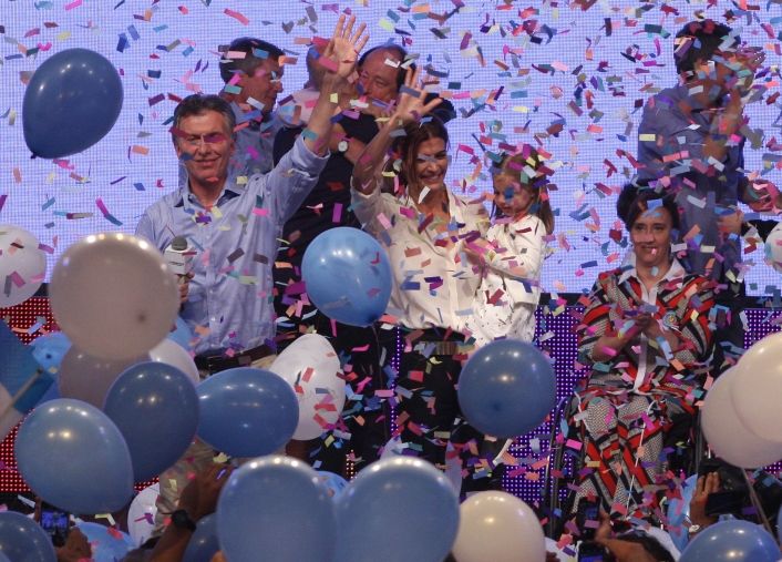 Esta vez los globos amarillos se tiñieron de celeste y blanco en los festejos de Cambiemos.