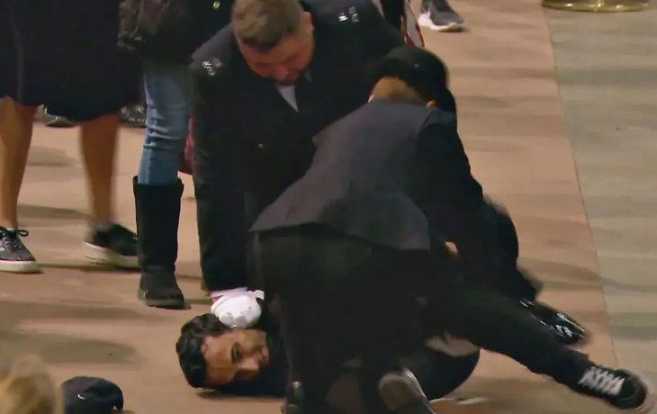 tension en reino unido: un hombre se arrojo sobre el ataud de la reina isabel ii