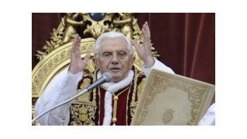 Benedicto XVI exhortó a las familias a no desanimarse ante las pruebas y las dificultades con las que se enfrentan .