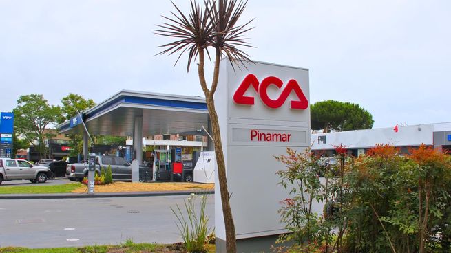 César Carman, presidente del ACA, junto a Horacio Marín de YPF presentaron las obras de modernización en Pinamar, parte de un proceso de renovación en toda la red.