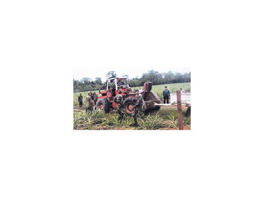 La foto muestra a militares bolivianos custodiando el transporte de maquinaria desde una finca argentina.