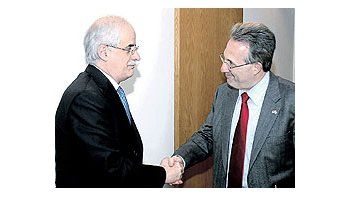 ámbito.com | El embajador de Estados Unidos, Earl Anthony Wayne, y el canciller Jorge Taiana se saludan con gesto tenso antes de iniciar la reunión por el polémico caso de Antonini Wilson.
