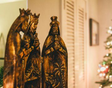 La costumbre de dejar agua, pasto y zapatos está ligada al simbolismo de la Epifanía, representando la hospitalidad. La costumbre de dejar agua, pasto y zapatos está ligada al simbolismo de la Epifanía, representando la hospitalidad.