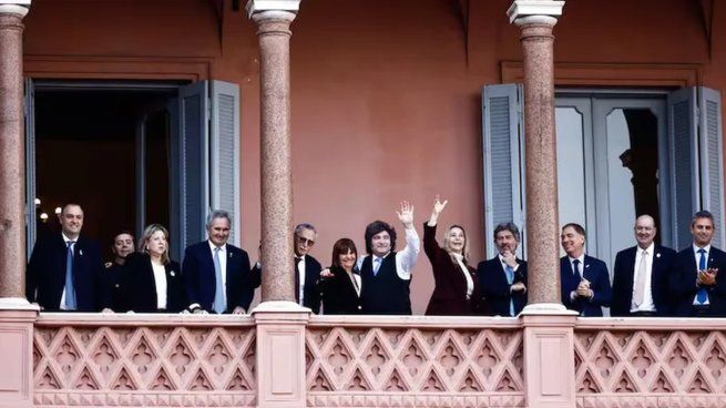Javier Milei y parte de su gabinete nacional, más la senadora Patricia Bullrich en el balcón de la Casa Rosada.&nbsp;