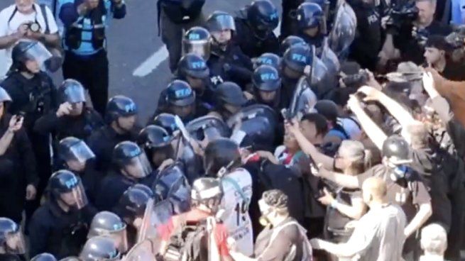 Jubilados reclamaban un aumento en los haberes y el bono mensual cuando fueron rodeados por efectivos y reprimidos con gases.