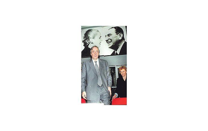 ámbito.com | Néstor Kirchner sólo se muestra con imágenes de Perón y Evita durante las campañas políticas.
