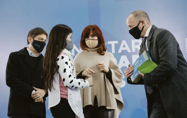 acto. Axel Kicillof, Cristina de Kirchner y Martín Insaurralde entregaron computadoras a escolares, ayer, en Lomas de Zamora.