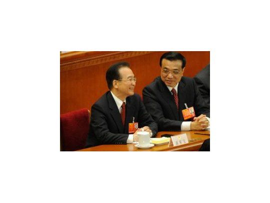 El jefe de gobierno saliente, Wen Jiabao (izquierda), junto a su sucesor el vicepremier, Li Keqiang (derecha).
