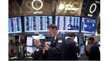 Wall St. cayó por especulación sobre tasas y dólar fuerte
