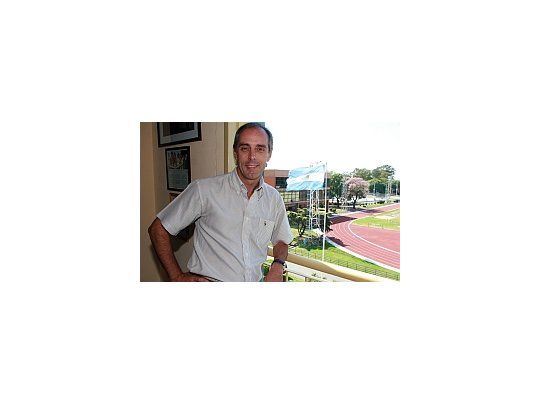 Claudio Morresi, con el fondo de la pista de atletismo del Cenard. El secretario de Deportes de la Nación proviene de la práctica de una disciplina ultraprofesional como el fútbol; sin embargo, apuesta todo su esfuerzo y dedicación al deporte social.
