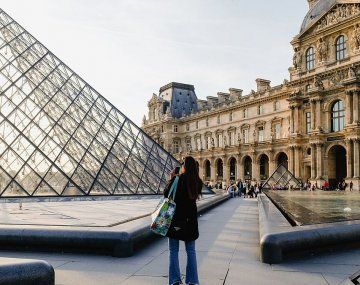 El Museo del Louvre reabrió luego de susfrir un robo de joyas reales el domingo. El Museo del Louvre reabrió luego de susfrir un robo de joyas reales el domingo.