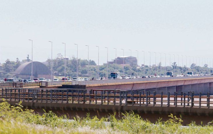 ámbito.com | El puente. Todos los días, miles de personas cruzan de Posadas a Encarnación, donde los precios son más bajos.