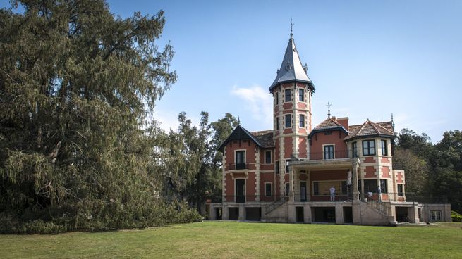 Estancia La Raquel se alza en el paisaje bonaerense como un castillo de época que fusiona historia, turismo y encanto rural en un solo destino.