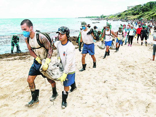 DESPLIEGE. Militares trabajaban en la limpieza de la playa Cabo de Santo Agostinho, en el estado de Pernambuco. &nbsp;