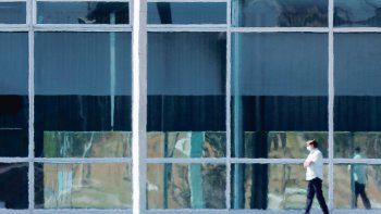SOLITARIO… Pero no confinado. Jair Bolsonaro se mostró ayer fuera de su residencia oficial, en el Palacio de la Alvorada.&nbsp;
