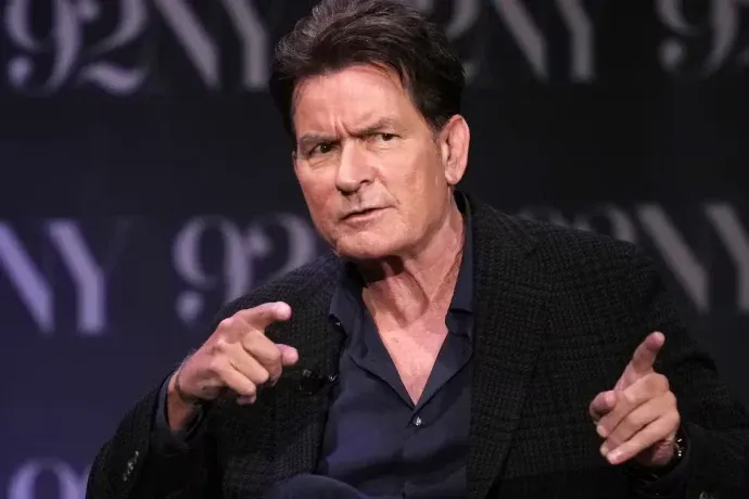 Charlie Sheen perdi&oacute; mucho apoyo de sus fan&aacute;ticos tras conocerse sus episodios fuera de c&aacute;mara.