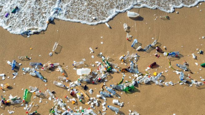 El método casero que limpia los microplasticos del agua