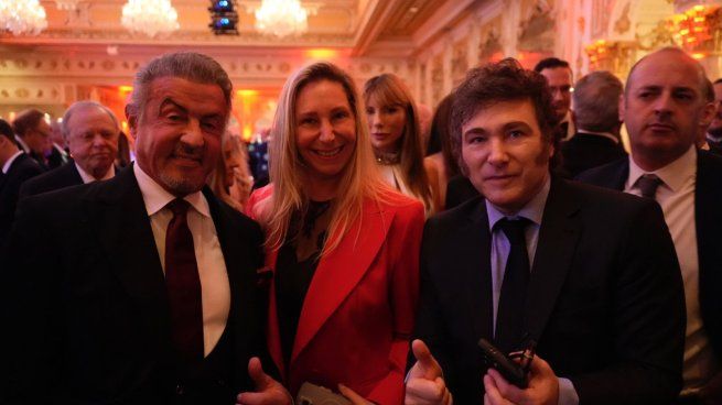 Sylvester Stallone junto a Karina y Javier Milei.&nbsp;