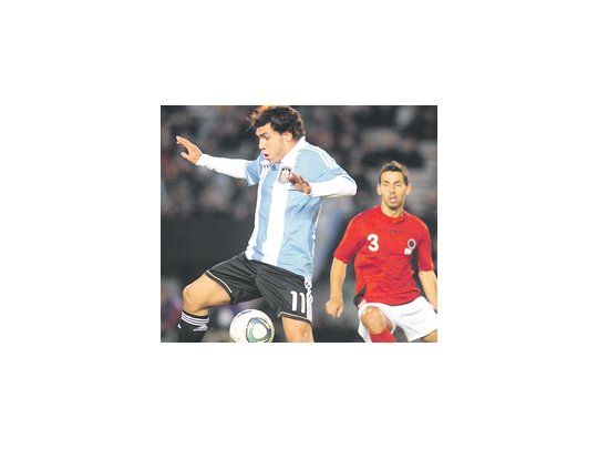 El saludo entre Lavezzi y Messi. Lío mostró parte de su repertorio en un equipo que no brilló. Abajo, Carlos Tevez,  «el jugador del pueblo», que le dio otros bríos a la Selección.