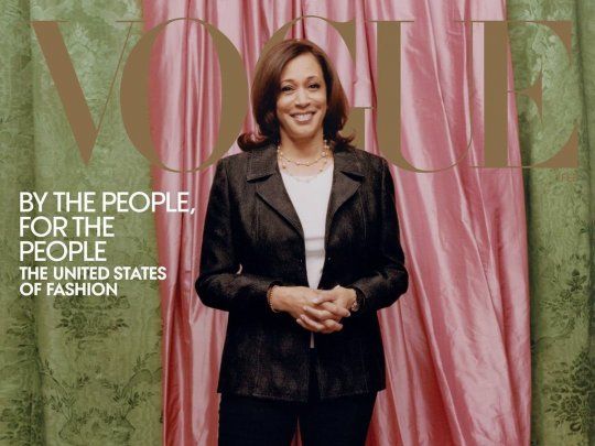 En lugar del traje azul claro que Harris usó para su sesión de portada, se ve a la primera mujer afroamericana elegida como vicepresidenta de Estados Unidos con un atuendo más informal y con zapatillas deportivas marca Converse.