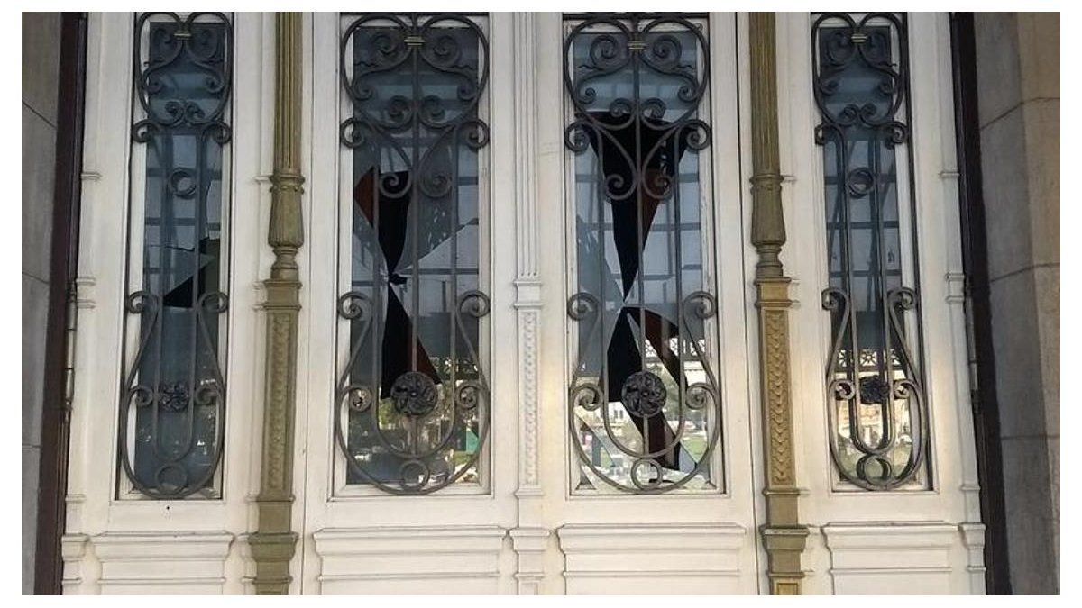 A group of influencers and hairdressers caused damage to the Teatro Colón at an event for a cosmetics brand