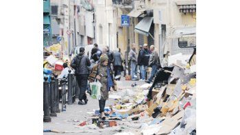 El conflicto por el plan de Nicolas Sarkozy de posponer la edad de jubilación golpea duramente a Marsella, donde las huelgas sindicales han dejado las calles cubiertas de basura.