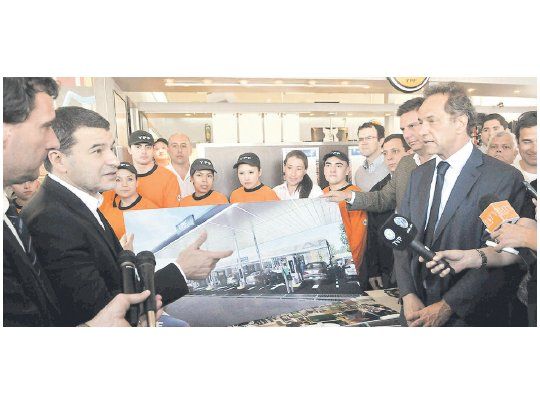 El gobernador Daniel Scioli y el presidente de YPF, Miguel Galuccio, durante una recorrida que hicieron ayer por las obras de una estación de la petrolera estatal en el km 13.500 de la Autopista Buenos Aires-La Plata.
