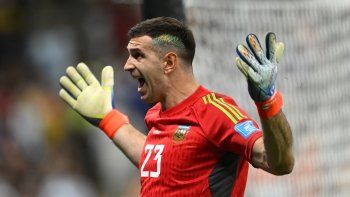 dibu martinez es finalista para el premio the best como mejor arquero del mundo
