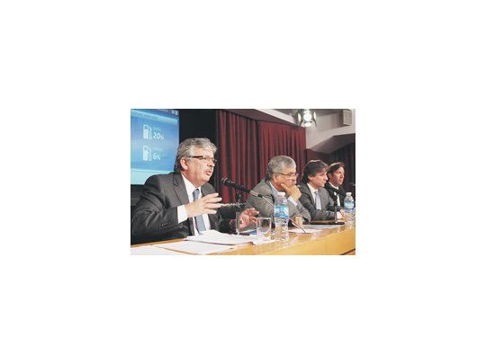 Los ministros Juan Pablo Schiavi, Julio De Vido y Hernán Lorenzino acompañaron a Amado Boudou en la conferencia de prensa en la que hubo denuncias contra empresas petroleras.