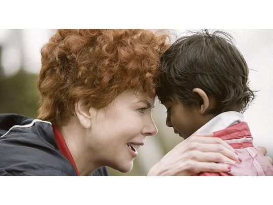 Madre e hijo adoptivo. Grandes labores de Nicole Kidman y el pequeño Sunny Pawar en “Camino a casa”.
