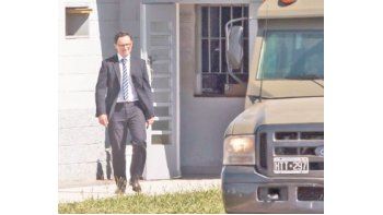 El titular de la fiscalía de Brandsen, Mariano Sibuet, visitó ayer el penal de Ezeiza para indagar a los detenidos por el ataque  a los gendarmes en la localidad bonaerense de Ranchos. Se acercó hasta allí por razones de seguridad, aunque salió sin poder  tomar declaraciones.