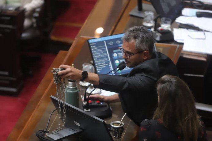 Martín Menem sosteniendo la cadena que le dejó Horacio Pietragalla. Martín Menem sosteniendo la cadena que le dejó Horacio Pietragalla.