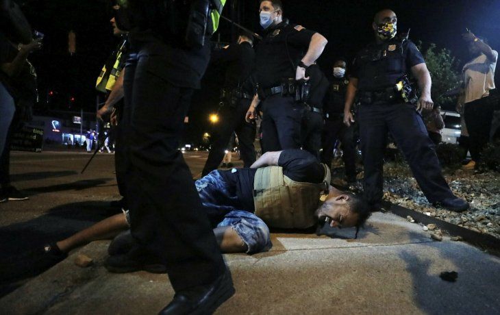 La polic&iacute;a de Minneapolis ser&aacute; investigada por racismo estructural contra los negros.